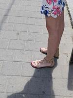 vrouw poten in sandalen. zomer straat mode. foto