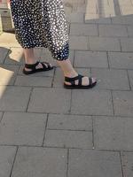 vrouw poten in sandalen. zomer straat mode. foto