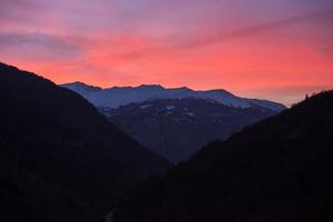 zonsondergang op de berg foto