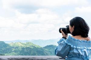 toeristen die foto's maken van het natuurlijke landschap foto