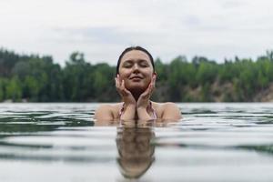 portret van een meisje van Kaukasisch uiterlijk in de meer. foto