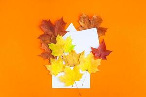 herfst bladeren in papier envelop mockup foto