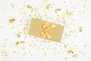 gouden geschenk doos met confetti foto