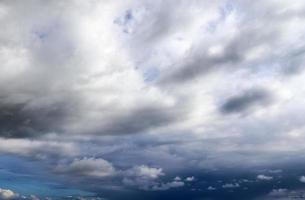 prachtige donkere wolkenformaties vlak voor een onweersbui foto