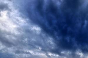 prachtige donkere wolkenformaties vlak voor een onweersbui foto