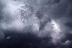 prachtige donkere wolkenformaties vlak voor een onweersbui foto