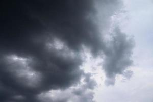 prachtige donkere wolkenformaties vlak voor een onweersbui foto
