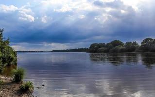 prachtig landschap aan een meer met een reflecterend wateroppervlak foto