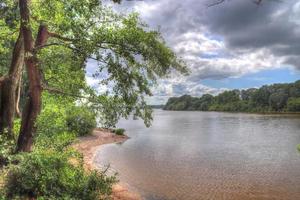 prachtig landschap aan een meer met een reflecterend wateroppervlak foto