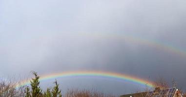 verbijsterend natuurlijk dubbele regenbogen plus boventallig bogen gezien in noordelijk Duitsland foto