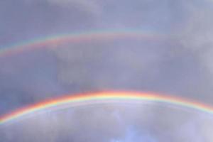 verbijsterend natuurlijk dubbele regenbogen plus boventallig bogen gezien Bij een meer in noordelijk Duitsland foto