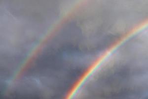 verbijsterend natuurlijk dubbele regenbogen plus boventallig bogen gezien Bij een meer in noordelijk Duitsland foto