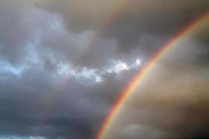verbijsterend natuurlijk dubbele regenbogen plus boventallig bogen gezien Bij een meer in noordelijk Duitsland foto