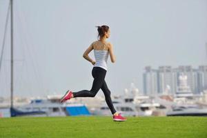 vrouw joggen in de ochtend foto