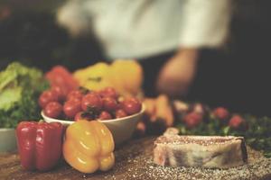 sappig plak van rauw steak Aan houten tafel foto