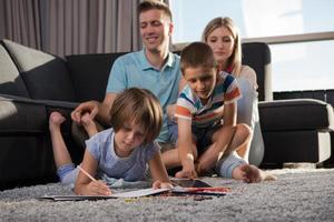 jong stel dat tijd doorbrengt met kinderen foto