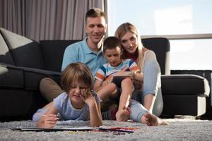 jong stel dat tijd doorbrengt met kinderen foto