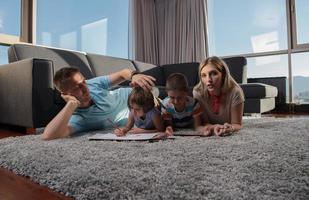 jong stel dat tijd doorbrengt met kinderen foto