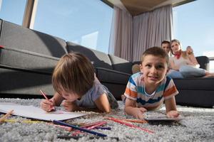 jong stel dat tijd doorbrengt met kinderen foto