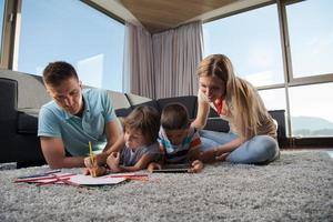 jong stel dat tijd doorbrengt met kinderen foto