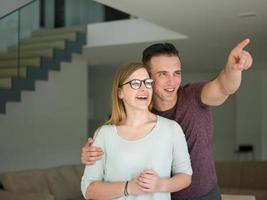 paar knuffelen in hun nieuwe huis foto