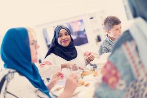 zwart modern moslim vrouw genieten van iftar avondeten met familie foto