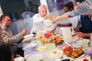 modern multi-etnisch moslim familie hebben een Ramadan feest foto