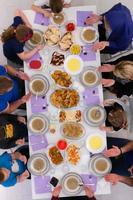 iftar avondeten moslim familie samen gedurende een Ramadan feest Bij huis top visie foto