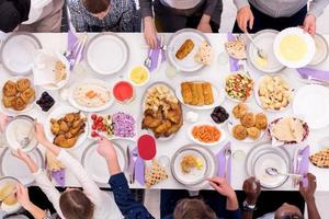 top visie van modern multi-etnisch moslim familie hebben een Ramadan feest foto