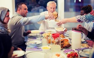 modern multi-etnisch moslim familie hebben een Ramadan feest foto