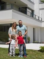 gelukkig familie met kinderen in de werf foto