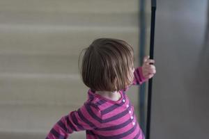 klein schattig meisje geniet op de trap foto