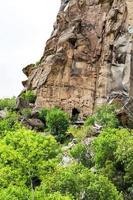 helling met oude uit de rotsen gehouwen grotten in ihlara vallei foto