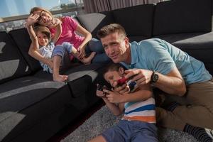 gelukkig familie spelen een video spel foto