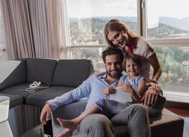 gelukkig jong paar uitgeven tijd met kinderen foto