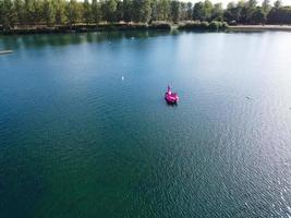 mooi antenne drone's camera beeldmateriaal van willen meer en park welke is gelegen Bij milton sleutels, Engeland. mensen zijn genieten van Bij meer Aan een heet zonnig dag van zomer foto