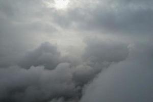 door de regen wolken over- de Brits stad- foto