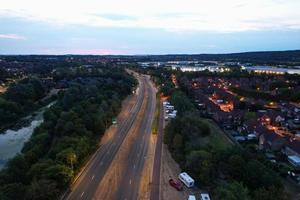 nachtelijke luchtfoto van Britse snelwegen met verlichte wegen en verkeer foto