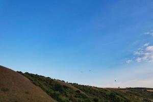 platteland en heuvels Bij landschap van Engeland, hoog hoek drone's beeldmateriaal van dunstabiel downs bedfordshire foto