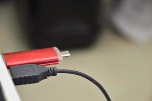 de USB flash rit is een opslagruimte apparaat, de USB garage is rood. foto