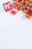 moeder dag, Valentijnsdag dag achtergrond, tulp bloem bundel - mooi rood, geel boeket geïsoleerd Aan wit tafel, top visie, vlak leggen, bespotten omhoog ontwerp concept.
