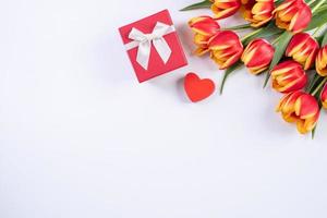 moeder dag, Valentijnsdag dag achtergrond, tulp bloem bundel - mooi rood, geel boeket geïsoleerd Aan wit tafel, top visie, vlak leggen, bespotten omhoog ontwerp concept.