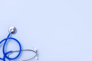 blauw masker - medisch uitrusting met stethoscoop, concept van wereld ziekte pandemisch infectie en preventie, top visie, vlak leggen, overhead ontwerp foto