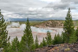 uitzicht op de grote prismatische lente in Yellowstone foto