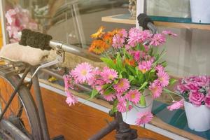 detailopname oud fiets en bloem pot, vintage fiets foto