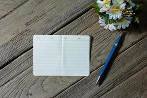 Open Notitie boek met koppelingstype potlood Aan hout achtergrond foto