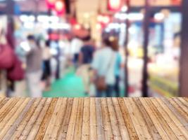 houten tafel met boodschappen doen winkelcentrum wazig achtergrond foto