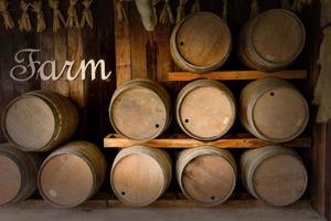 oud houten vaten gestapeld in wijnmakerij foto