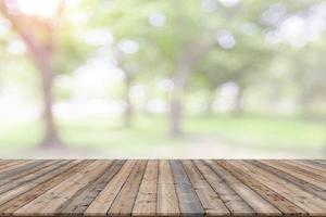 leeg houten bord ruimte platform met natuurlijk bokeh wazig foto