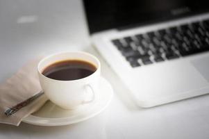 koffiekopje en laptop voor het bedrijfsleven